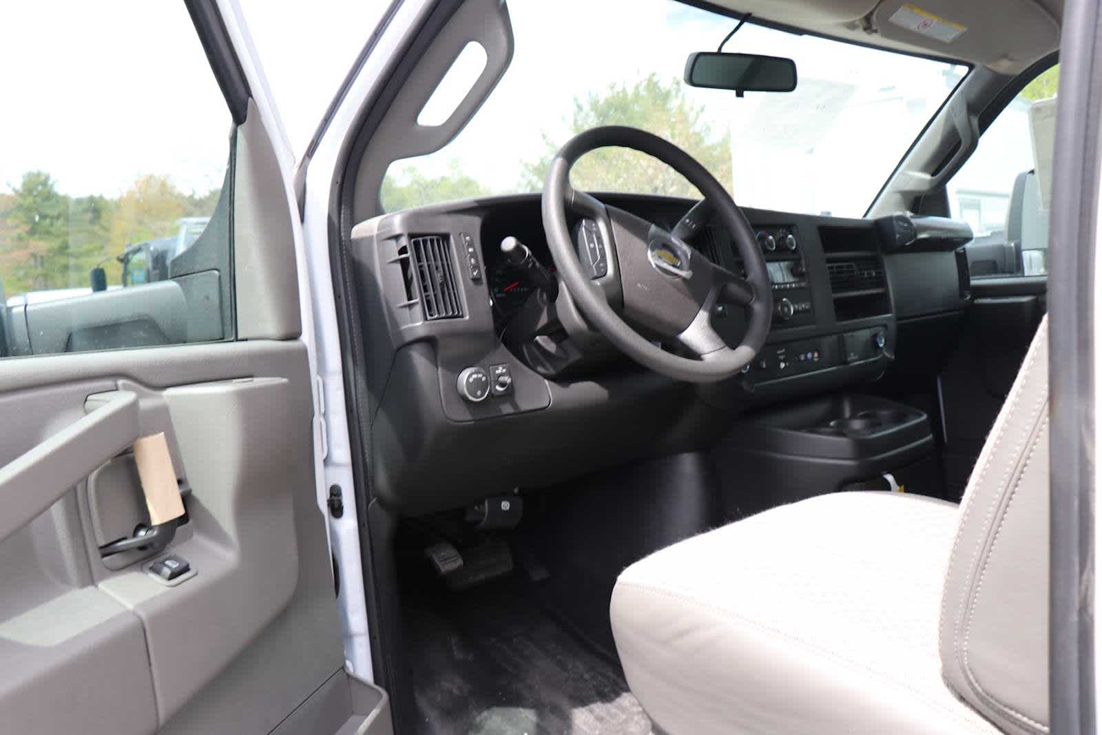 2025 Chevrolet Express Cutaway 3500 1WT