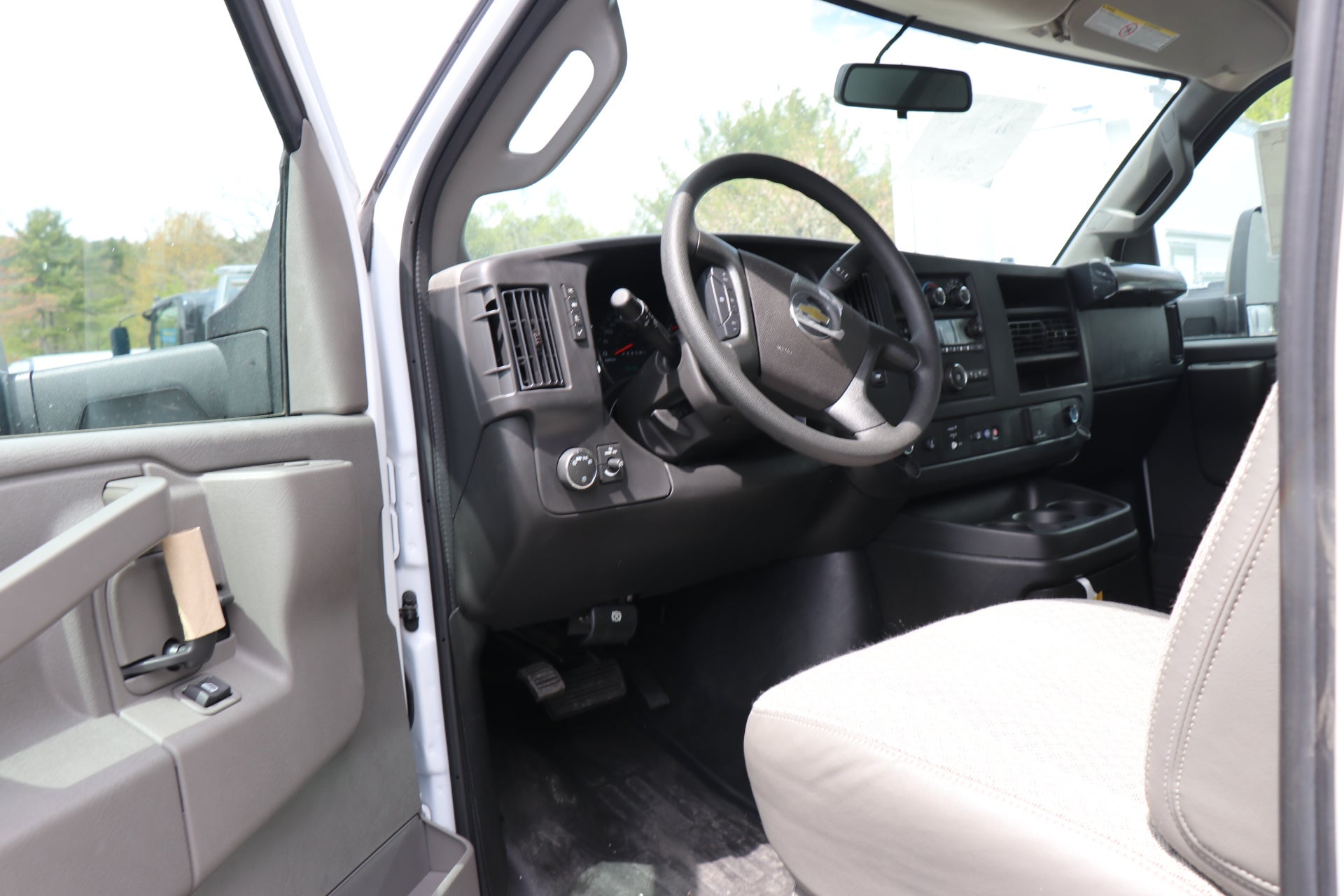 2025 Chevrolet Express Cutaway 3500 1WT