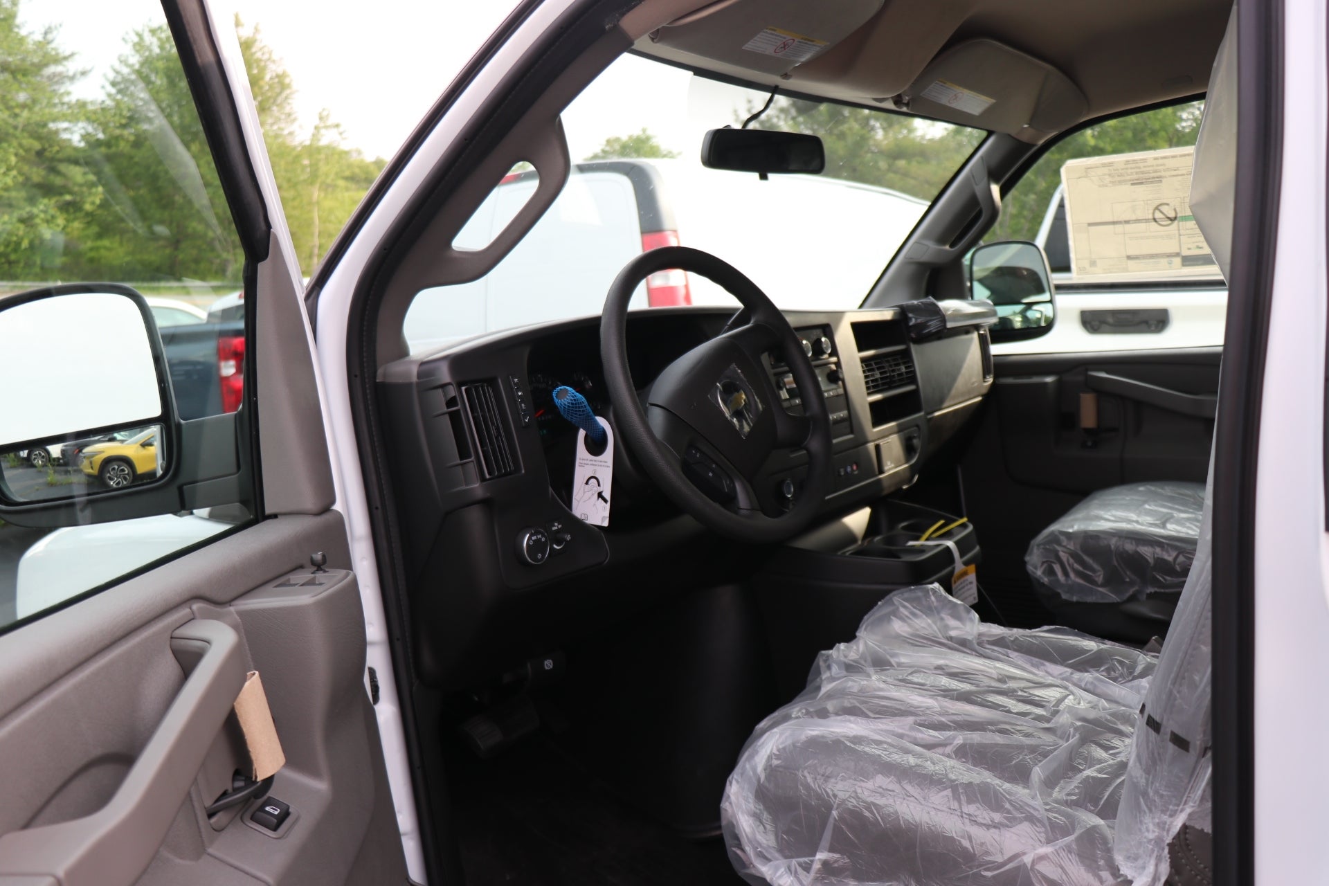 2025 Chevrolet Express Cargo 3500 WT