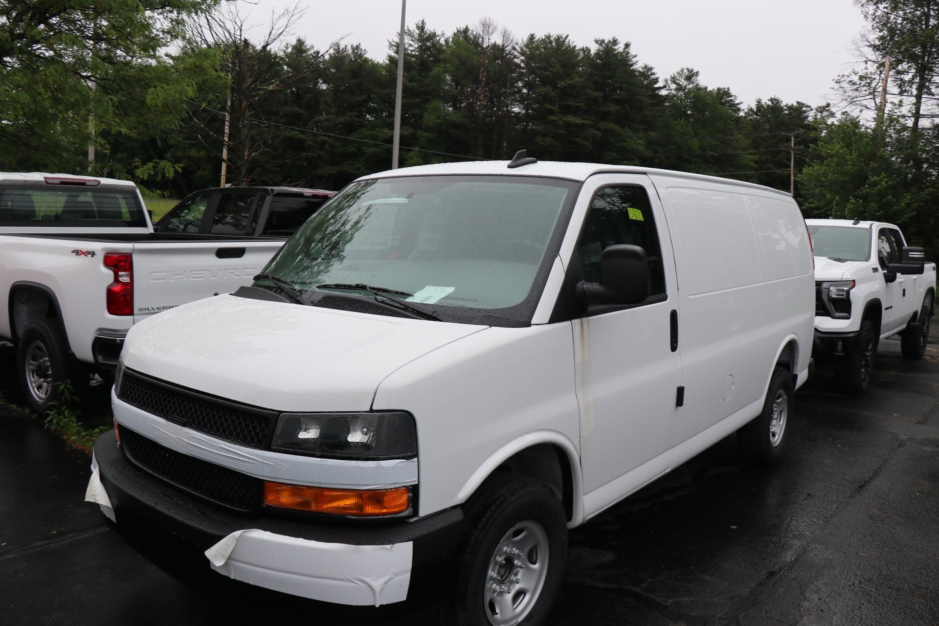 2025 Chevrolet Express Cargo 3500 WT